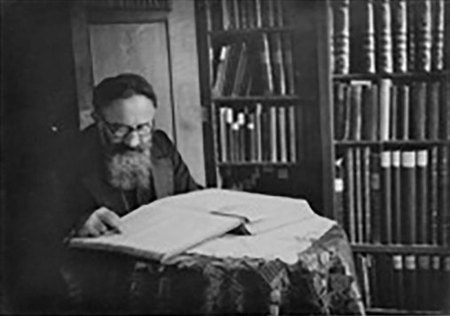 Berlinger an seinem Schreibtisch im Rabbinat