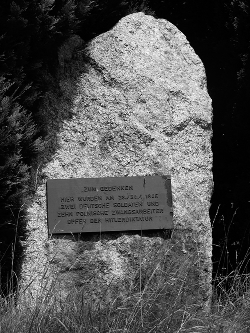 Gedenkstein an der Kiesgrube Edensbach